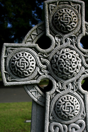 Photo of a detailed image of a headstone.